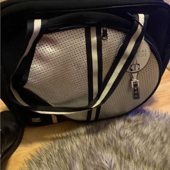 NEW w tags -L&W Tennis/pickleball X-Body Stylish Tote - Picture 7 of 10